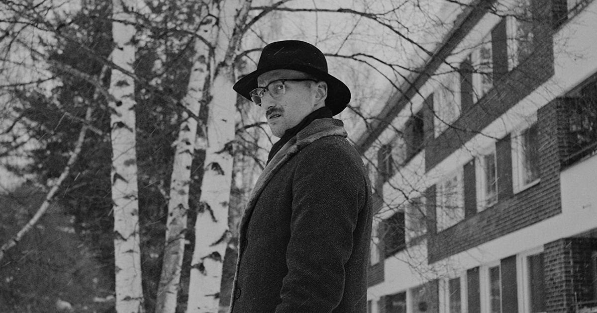Mees mantli ja kübaraga filmikaadris Amanjeda arhiivist